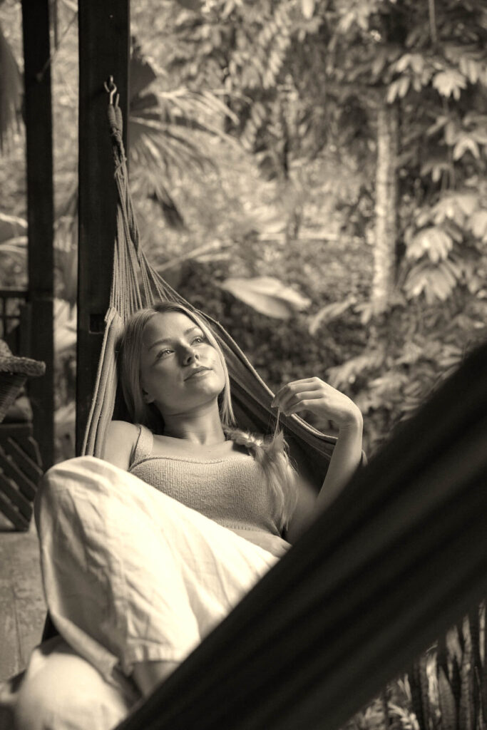 Celine Nadolny liegt in einer Hängematte